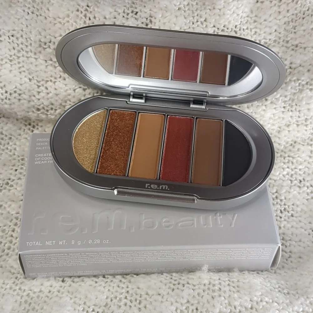 r.e.m. beauty eyeshadow palette in Midnight Shadows, 8g/0.28oz